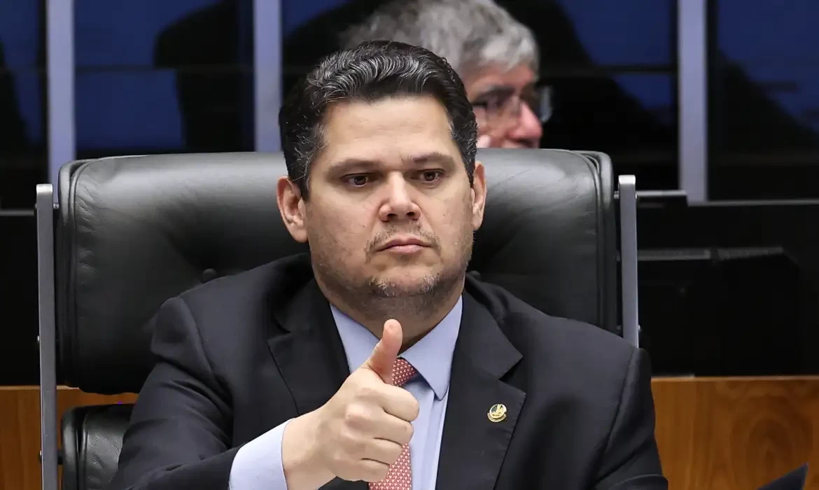 Alcolumbre sugere “melhorar” 6x1 e quer passar PEC por comissões