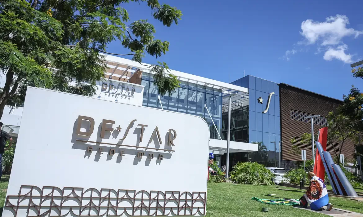 Bolsonaro recebe alta hospitalar e volta a cumprir pena na PF