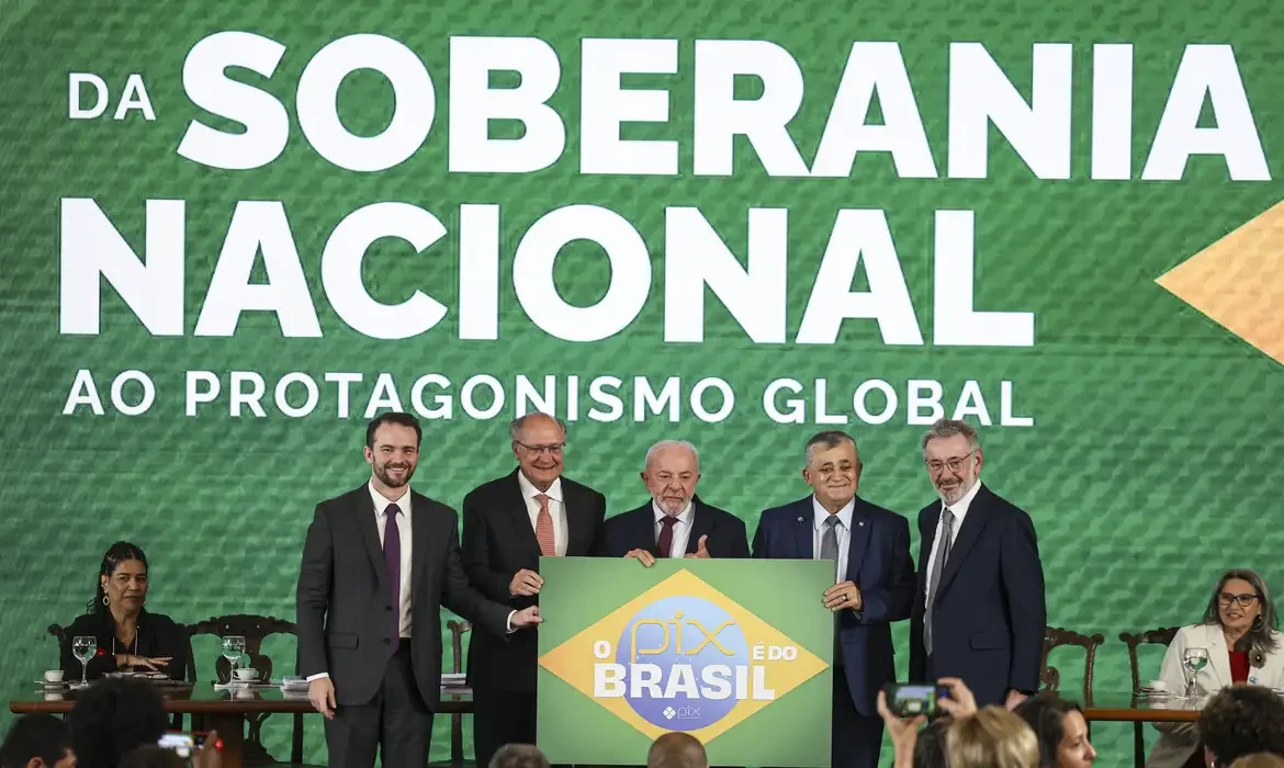 "Brasil não abaixa a cabeça", diz Durigan ao defender soberania e Pix