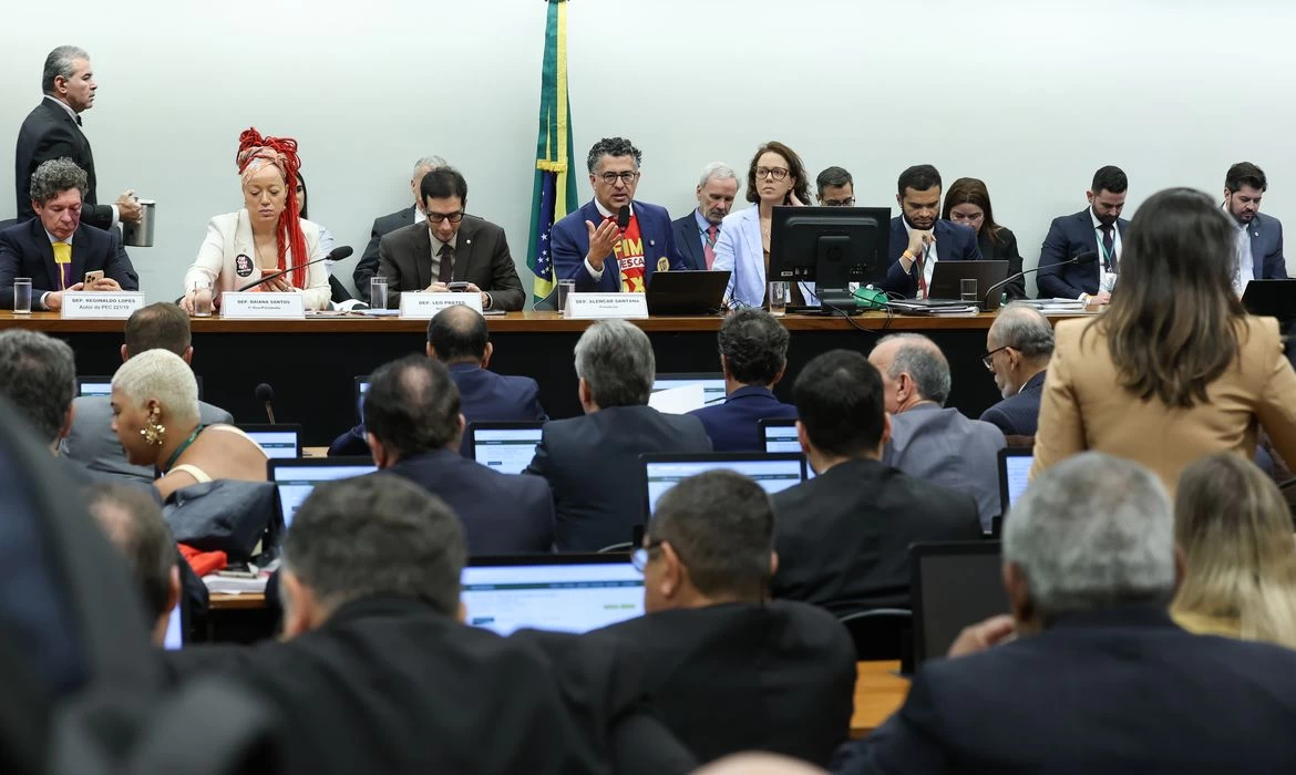 Centrão tenta derrubar transição de 60 dias para fim da escala 6x1