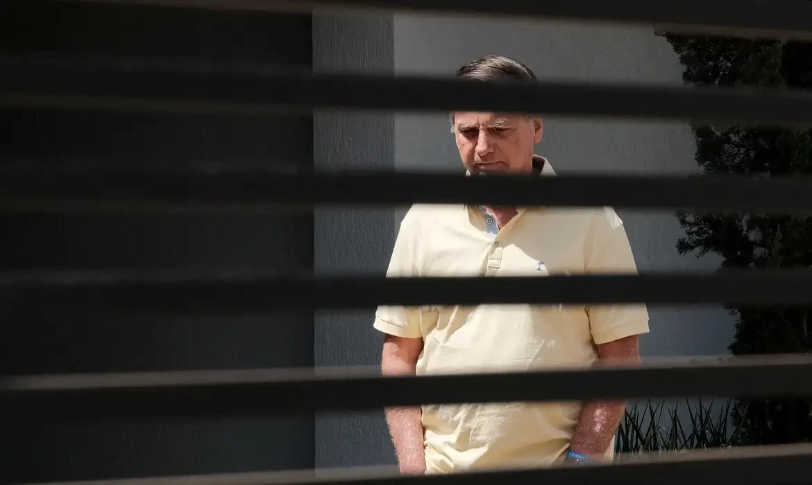 Defesa pede autorização para Bolsonaro deixar prisão e fazer cirurgia
