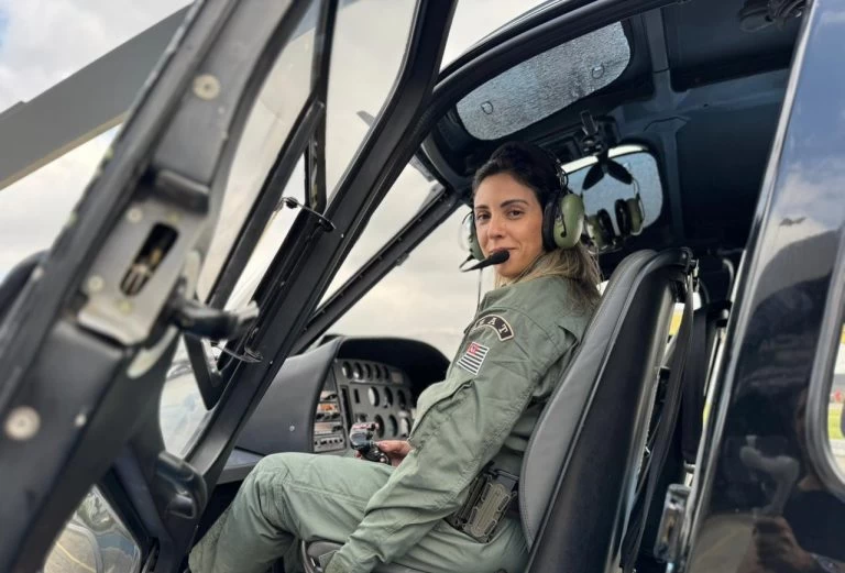 Delegada é a primeira mulher a pilotar o helicóptero da Polícia Civil