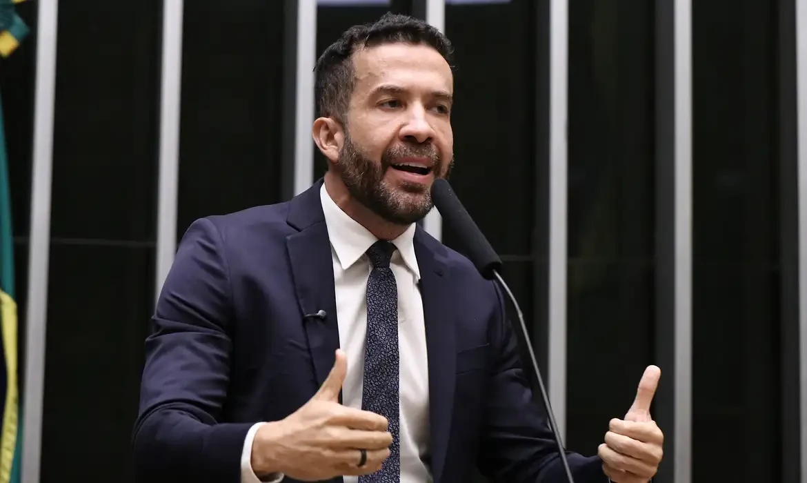 Deputado André Janones é internado com arritmia em São Paulo