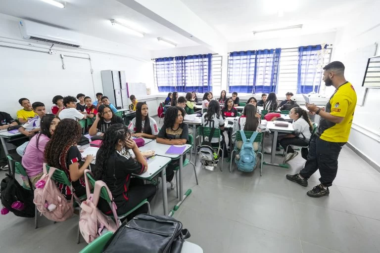 Educação de SP climatiza quatro escolas por dia em um mês