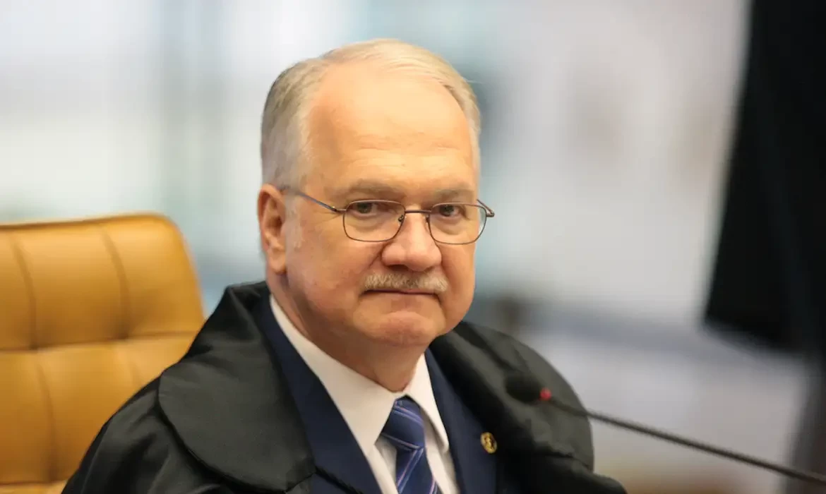 Fachin dá 24h para Mendonça levantar sigilo de todo caso Master