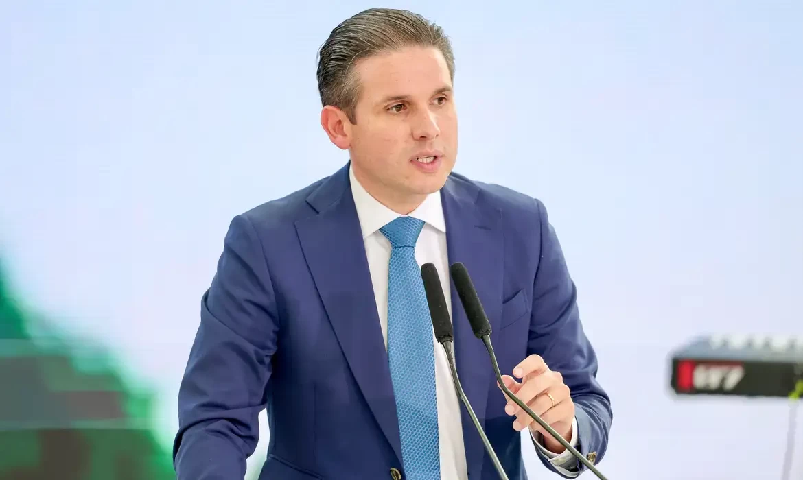 Fim da Escala 6x1 pode ser votado em maio, diz presidente da Câmara