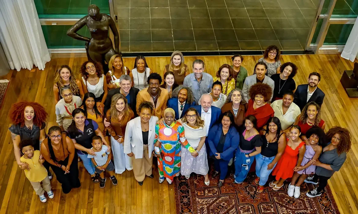 Lula assiste filme sobre catadora e alerta para invisibilidade