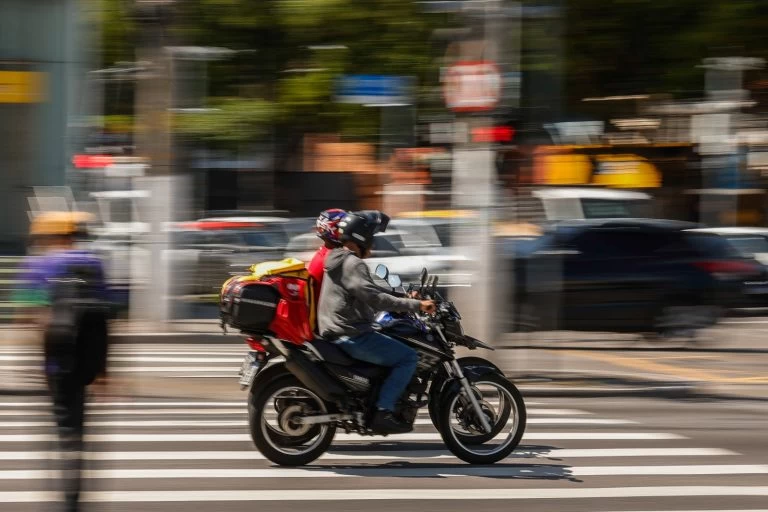 Mão na Roda: motociclistas profissionais de SP têm até 2 anos para curso e exame sem multa