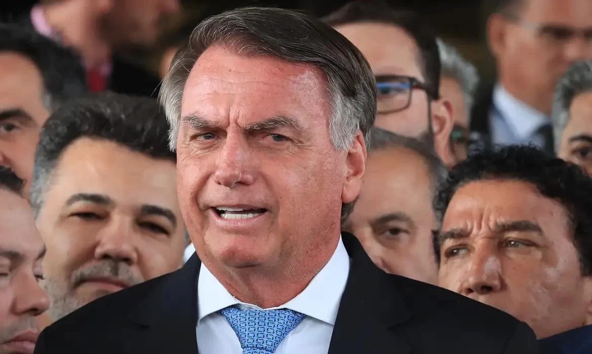 Moraes decreta prisão domiciliar de Bolsonaro