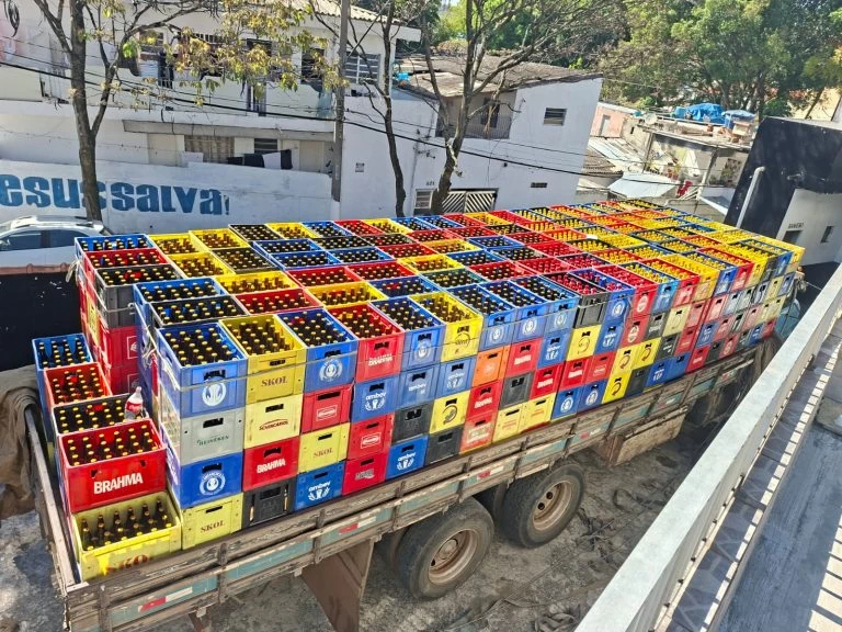 Polícia de SP apreende carga com 12 mil garrafas de bebidas alcoólicas falsificadas em Osasco