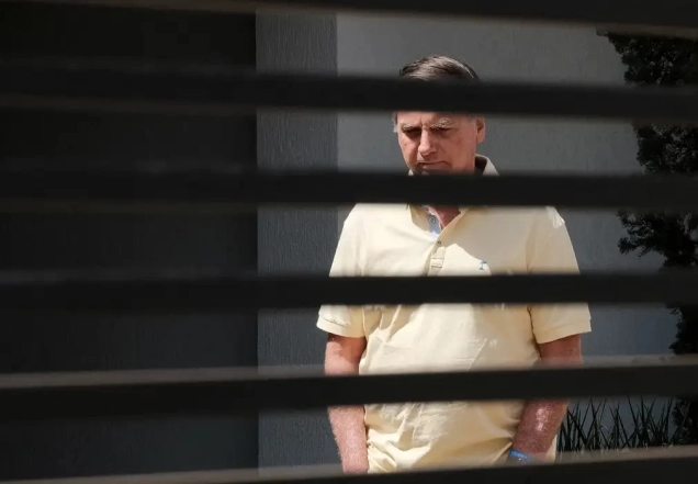 Bolsonaro presta depoimento à polícia sobre apreensão de arma