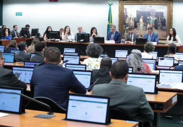 Deputados votam redução da maioridade penal em comissão