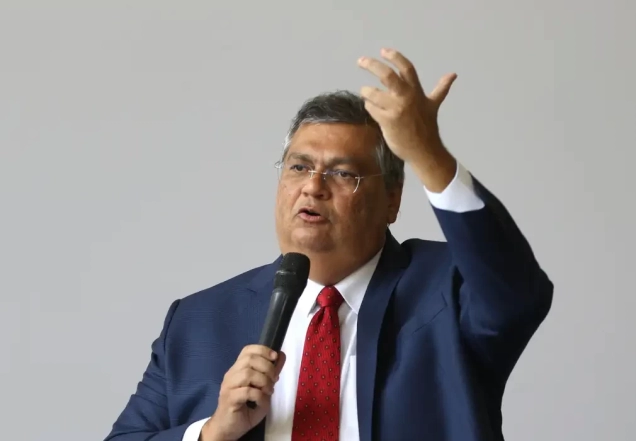 Dino bloqueia R$ 119 milhões de Valdemar por suspeitas em emendas