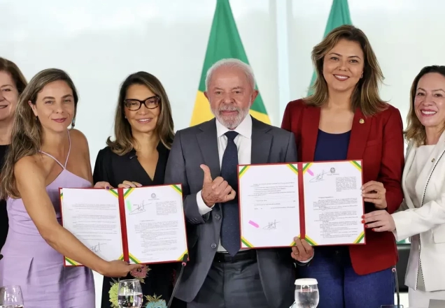 Lula sanciona leis para fortalecer combate à violência contra mulheres