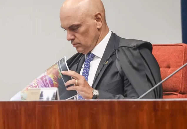 Moraes dá 24 horas para Bolsonaro explicar arma apreendida em blitz