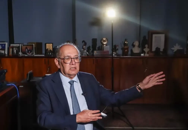 Moraes e Gilmar criticam vazamento de conversas do celular de Vorcaro