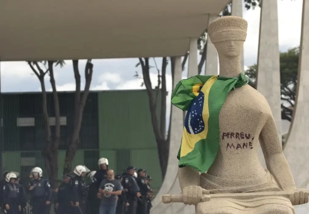 Moraes rejeita revisar pena de Débora do Batom, condenada pelo 8/1