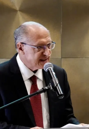 Alckmin deixará ministério em abril, mas seguirá como vice