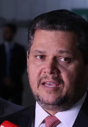 Alcolumbre mantém PEC 6x1 travada em semana esvaziada no Senado