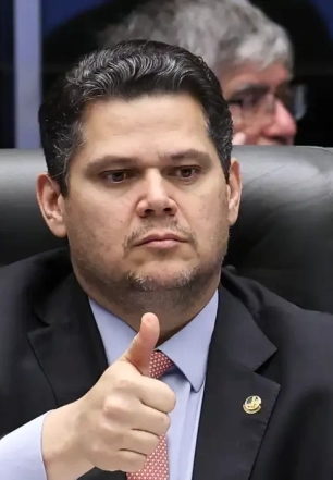 Alcolumbre sugere “melhorar” 6x1 e quer passar PEC por comissões