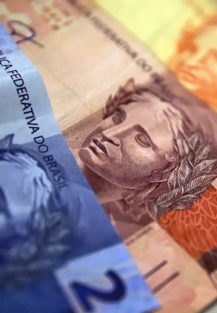 Aposentados e pensionistas do INSS começam a receber 13º nesta sexta