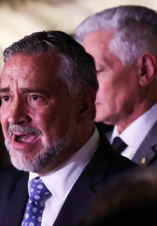 Base do governo pede indiciamento de Bolsonaro na CPMI do INSS