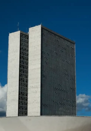 Câmara cancela passaporte diplomático de Eduardo Bolsonaro e Ramagem