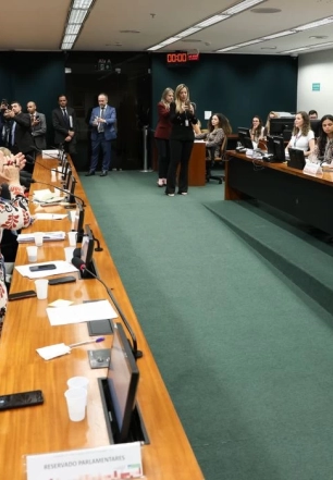 CCJ aprova admissibilidade de propostas que acabam com escala 6x1