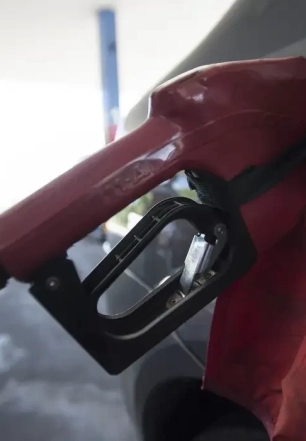 Com nova alta mundial do petróleo, governo mantém desconto na gasolina