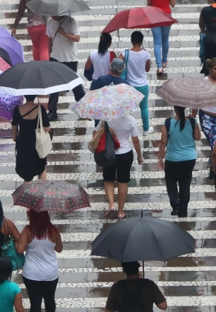 Defesa Civil renova alerta para chuvas fortes entre segunda-feira (21) e quarta-feira (23)