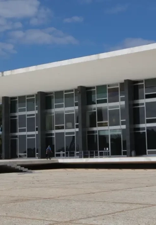 Defesa pede autorização do STF para que Bolsonaro possa operar ombro