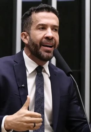 Deputado André Janones é internado com arritmia em São Paulo