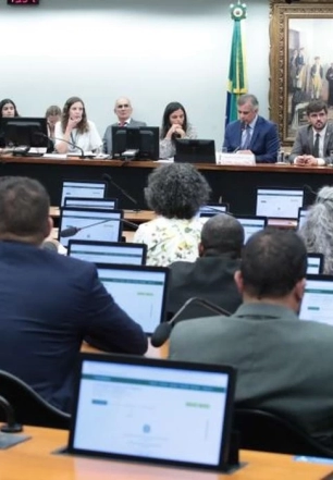 Deputados votam redução da maioridade penal em comissão