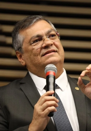 Dino cita Master e determina revisão de regras da CVM