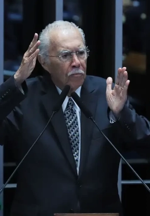 Ex-presidente José Sarney é internado com quadro de pneumonia