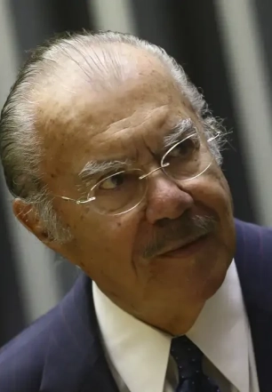Ex-presidente José Sarney segue internado em hospital de São Paulo