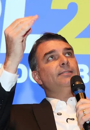 Filho mais velho de Bolsonaro, Flávio disputa a Presidência pelo PL