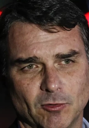 Flávio Bolsonaro admite cobrança a Vorcaro, mas nega crime
