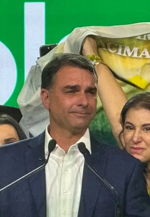 Flávio usou jatinho ligado a Vorcaro em viagem em 2025, diz revista