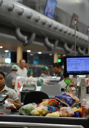Governo adia por 90 dias regra sobre trabalho no comércio em feriados