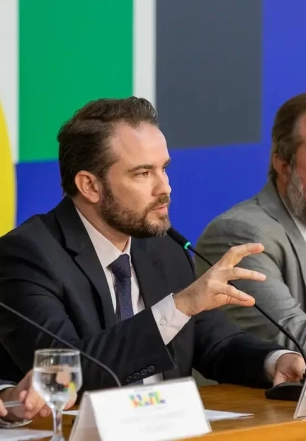 Governo eleva imposto do cigarro para bancar querosene e biodiesel