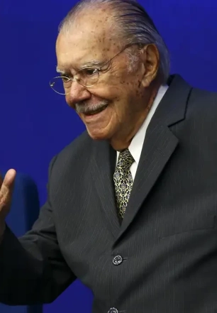 José Sarney recebe alta hospitalar após nove dias de internação