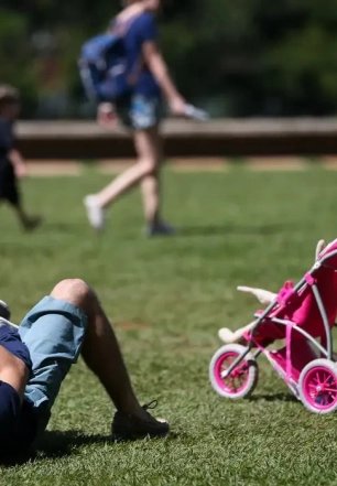 Licença-paternidade de até 20 dias é aprovada no Senado