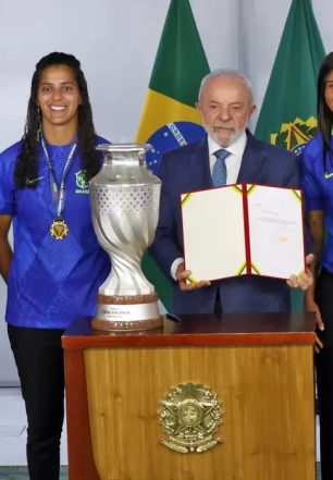 Lula diz que enviará projeto de lei para incentivar futebol feminino