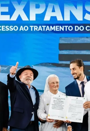 Lula entrega aparelhos de radioterapia em São Paulo