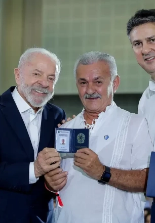 Lula entrega carteiras de docente a professores do Ceará