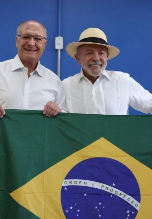 Mendonça dá 24h para remoção de posts sobre Lula e bandeira do Brasil