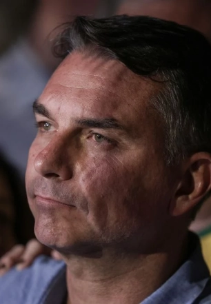 Mendonça multa Flávio por impulsionar post negativo contra Lula