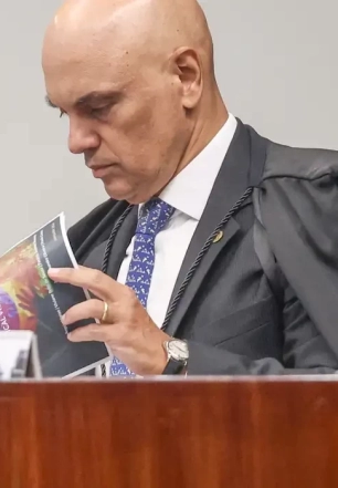 Moraes dá 24 horas para Bolsonaro explicar arma apreendida em blitz
