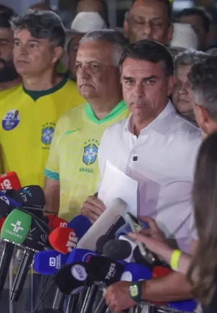 Moraes manda Flávio entregar passaporte e o proíbe de deixar o país